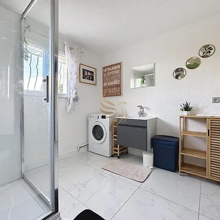 Διαμέρισμα Charming 2-room Apt, Sleeps 4, Garden, Wifi *
