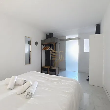 Apartament Charming 2-room Apt, Sleeps 4, Garden, Wifi *
