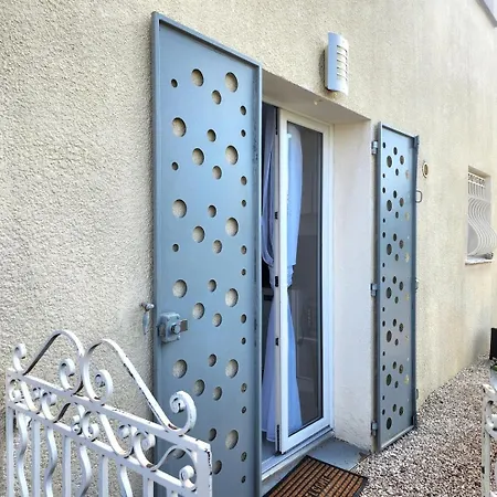 Apartament Charming 2-room Apt, Sleeps 4, Garden, Wifi *