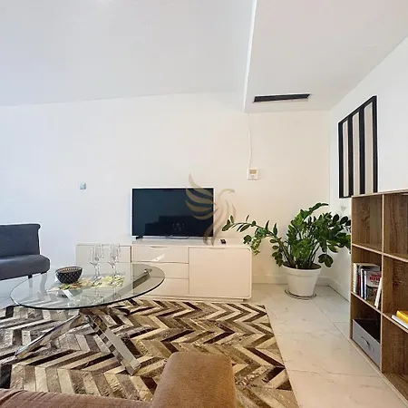 Charming 2-room Apt, Sleeps 4, Garden, Wifi Apartment *